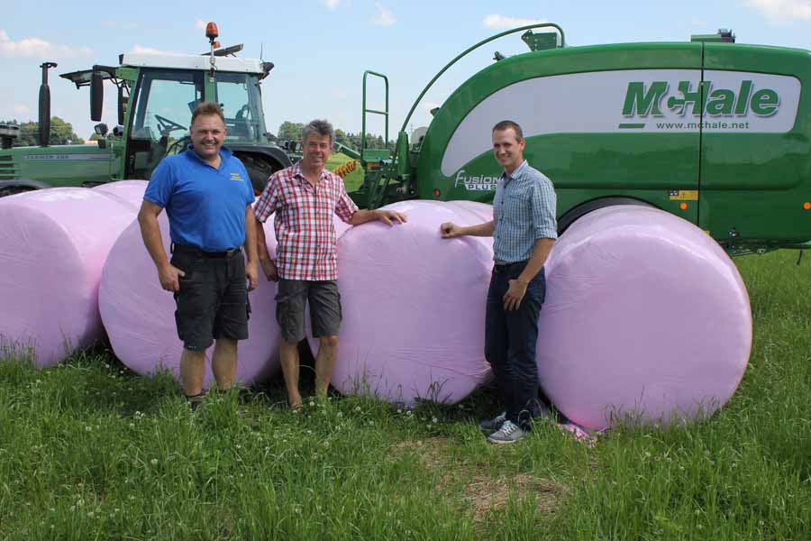 Foto: v.l. Stefan Walter, zweiter Vorsitzender des MR Aibling-Miesbach-München e.V.; Hans Salzeder, Landwirt aus Holzkirchen; Leonhard Mayer, Mitarbeiter des MR Aibling-Miesbach-München e.V.